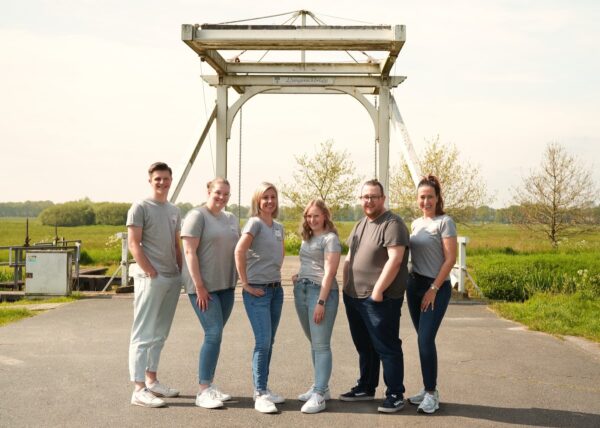 Teamfoto der Kita Arche Mittegroßefehn vor der Holländerbrücke / Klappbrücke "Langerackbrügg"