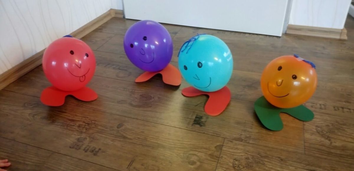 Luftballon Männchen mit Füßen aus Pappe