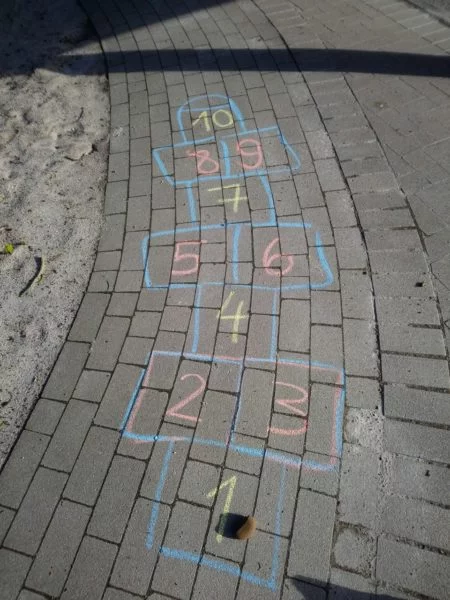 Mit Kreide auf die Straße gemaltes Hinkepank Spielfeld