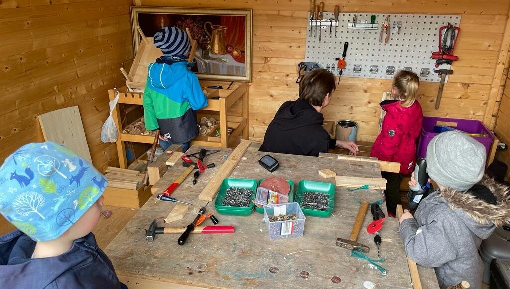 Hämmern, sägen, bohren, schleifen — In unserer Werkhütte lassen die Kinder ihrer Kreativität freien Lauf.