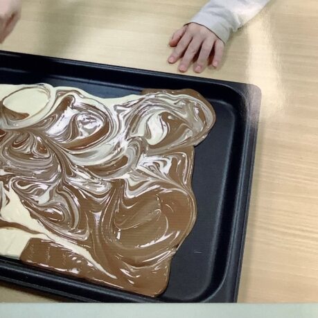 Kita: Bruchschokolade mit Toppings machen - Flüssige Masse auf Backblech gießen